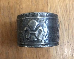 Servilletero Decorativo de Plata Martillada con Emblema Real, Acabado en Plata Antigua Tradicional - Product Image 1