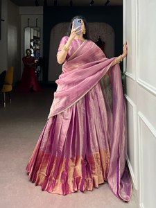 Sari Lehenga en soie irisée rose mauve avec ourlet tissé en brocart doré large et blouse de créateur assortie Prayosha Enterprise - Product Image 1