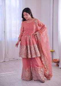 Conjunto de Salwar Kameez de Seda Fandy Rosa Bordado de Dos Tonos con Trabajo de Espejo, Sharara y Dupatta, Traje Tradicional para Diwali y Graduación - Product Image 2