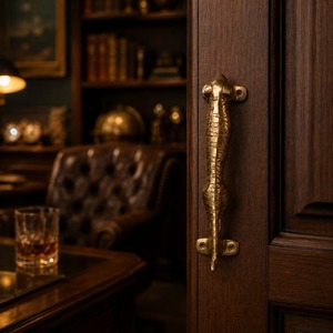 Poignée de porte en laiton artisanale Shubham avec technique de moulage, design animal, style panthère royale - Product Image 1