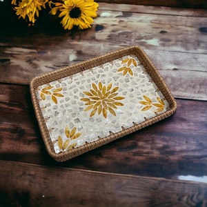 Ensemble de plateaux en rotin avec incrustations de nacre naturelle, faits à la main, pour servir des collations de qualité supérieure et décorer la maison de manière festive - Product Image 3
