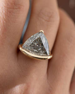 Descubre la elegancia atemporal con nuestra joyería de lujo de oro de 18 quilates con diamantes, elaborada con precisión y brillo genuino y certificado. - Product Image 1