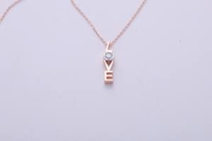 Colgante minimalista con letra de amor en plata de ley 925 maciza para mujer - Product Image 2