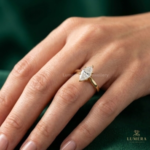 Anillo Solitario Minimalista con Diamante de Corte Marquesa, con Riel de Soporte Tipo Galería, Detalles Pavé Bajo la Cesta y Delicadas Garras - Product Image 1