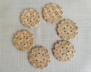 Juego de Posavasos Redondos de Ratán Tejidos a Mano con Diseño Floral en Espiral, Ideal para Mesa de Comedor, Tazas de Café y Decoración Natural de Mesa - Product Image 1