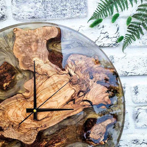 Horloge murale de haute qualité en bois et résine avec chiffres romains, mouvement silencieux et fonctionnement à piles, excellente décoration murale pour la cuisine - Product Image 5