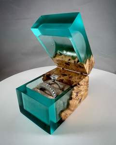 Boîte à alliances personnalisée avec couvercle en bois élégant et individuel, boîte à bagues en résine pour le rangement de bijoux de fiançailles - Product Image 2