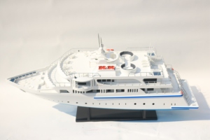 Maqueta de Yate de Lujo Karma Fushi Hecha a Mano - Réplica a Escala de 50 Metros del Crucero Maldives Premium para Decoración de Hogar u Oficina - Product Image 3
