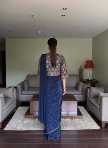 Sari plissé bleu marine avec veste brodée, tenue de fête ethnique pour femmes - Product Image 6