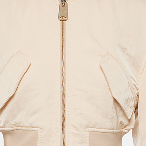 Chaqueta Bomber Reggie de Satén Regular, Satén Texturizado Color Hueso, Hombros Anchos, Cierre Bidireccional, Reversible, Impermeable, Unisex, de Lujo - Product Image 4