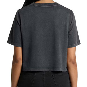 Camiseta Corta Blanca Personalizada para Mujer, Hombros Caídos, Lisa, para Presentación de Arte Digital y Maquetas - Product Image 5