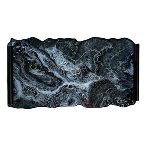 Plateau de service en époxy noir et blanc écologique fait à la main avec poignées décoratives pour la décoration intérieure ou les cadeaux - Product Image 1