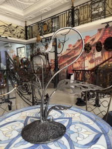 Soporte para Plantas Tradicional de Hierro Dorado con Diseño de Hojas Huecas Inspirado en la Naturaleza, Elegante Adorno para Decoración del Hogar y Jardín - Product Image 5