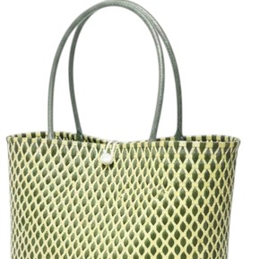 Sac et sac à main faits main pour les vacances d'été à la plage, en plastique tressé vert foncé et jaune, avec poignées assorties - Product Image 2