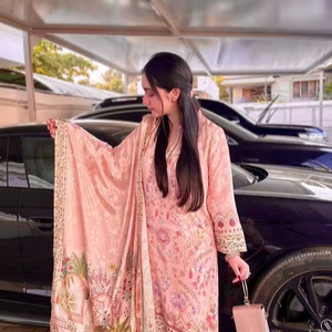 Luxuriöses bedrucktes Chinon Kurti Set mit Dupatta, Chinon Seide Digitaldruck-Oberteil, Butter Silk Palazzo & Digitaldruck-Spitzenarbeit Dupatta - Product Image 1