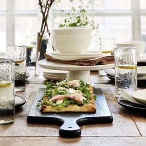 Planche à découper carrée en bois de haute qualité avec poignée, finition noire, plateau de service pour fromage, idéal pour la cuisine, fabriquée au Vietnam - Product Image 6