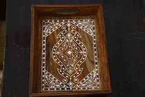 Ensemble de plateaux en bois rustique : Plateaux de service en sheesham faits à la main avec bords sculptés - Product Image 4