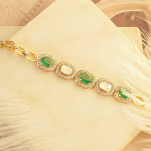 Pulsera de Diamantes Polki con Esmeraldas, Elegante Pulsera de Estilo Polki de Inspiración Tradicional con Detalles de Piedras de Color Verde Esmeralda Intenso - Product Image 1