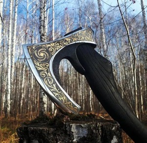 Hacha Vikinga Hecha a Mano con Acabado Escarchado, Hacha Grabada de Acero con Alto Contenido de Carbono 5160 con Mango de Madera para Bushcraft y Camping - Product Image 1