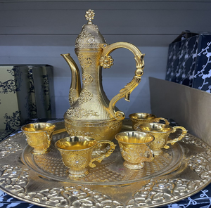Magnifique surahi en cuivre orné d'un évier incurvé et de six petites tasses incrustées de pierres ambrées, à prix de gros. - Product Image 5