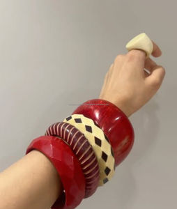 Bracelet jonc en résine à motif marbre de luxe pour femmes, bijoux en acrylique haute brillance avec finition élégante, style de créateur tendance - Product Image 2