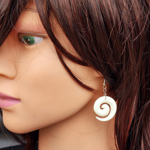 Boucles d'oreilles légères en os, design artisanal traditionnel - Product Image 1