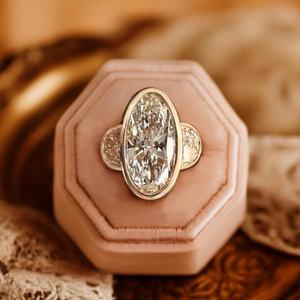 Anillo de tres piedras con diamante ovalado de 3.01 quilates cultivado en laboratorio para unisex, con oro sólido de 14 quilates, regalo de joyería de aniversario o promesa para pareja. - Product Image 6