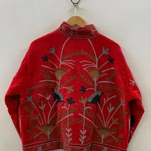 Chaqueta de terciopelo con bordado floral Suzani, abrigo estilo festival folclórico uzbeko con relleno de algodón para ropa exterior tipo bomber/duster a precio económico. - Product Image 2