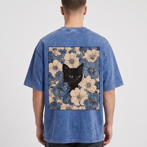 T-shirt oversize bleu délavé pour homme avec motif anime yeux de chat et design streetwear vintage - Product Image 4