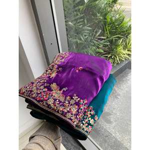 Sari Zimmy Chu fait main pour les fêtes, imprimé floral avec broderie, sequins et bordure ajourée - Product Image 1