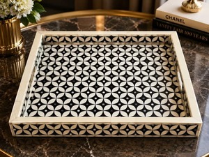 Bandeja de Servir con Patrones Geométricos y Asas, Acabado Pintado en Rosa y Blanco, Uso Decorativo Residencial - Product Image 5