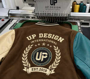 เสื้อแจ็คเก็ตเบสบอลวาร์ซิตี้ผ้าขนสัตว์สำหรับผู้ชายแบบกำหนดเองสำหรับฤดูหนาว พร้อมแขนเสื้อหนัง PU ปักลาย  ผู้ผลิตแบบ OEM/ODM - Product Image 6