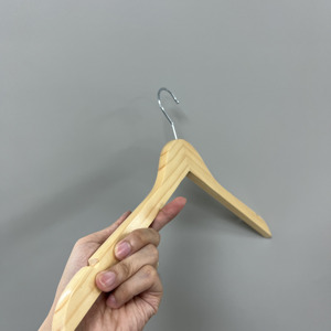 Cintres en bois de pin durables de haute qualité avec crochets élégants en acier inoxydable, finition laquée, multifonctionnels pour vêtements - Product Image 6