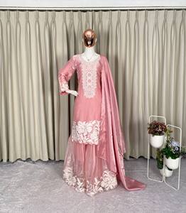 Elegante Traje Sharara de Seda JMY con Bordado de Lentejuelas y Dupatta de Diseñador - Product Image 4