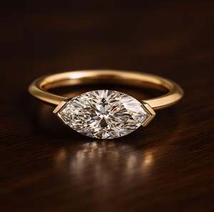 Anillo de Compromiso de Lujo Chapado en Oro con Moissanita Corte Marquesa, Engaste Solitario en V, Anillo de Promesa para Aniversario de Bodas - Product Image 1