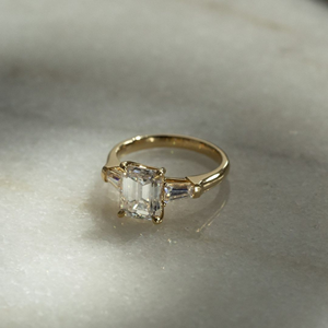 Anillo de Compromiso y Boda con Diamante Cultivado en Laboratorio, Corte Esmeralda, 1.75 Quilates, Oro Amarillo de 14k, Certificado IGI, Joyería de Lujo para Regalo - Product Image 1