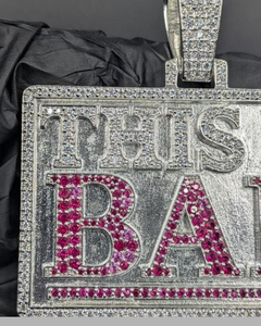 จี้เพชรโมอิสซาไนต์ VVS หรูหรา สไตล์ฮิปฮอป เงินแท้ 925  จี้รูปทรงสี่เหลี่ยมผืนผ้าสองสี  จี้ตัวอักษรแบบกำหนดเอง  ของขวัญ - Product Image 1