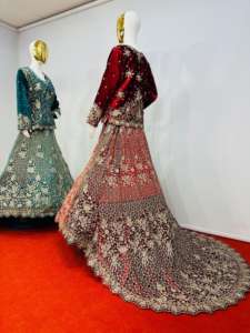 Lehenga en velours de qualité supérieure avec une traîne courte, broderie lourde et pierres Jarkan, dernière collection de créateurs de la série Mahamantra - Product Image 3