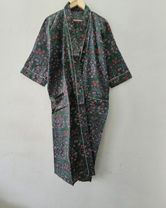 ชุดกิโมโนผ้าฝ้ายพิมพ์ลายด้วยมือระดับพรีเมียมสำหรับผู้หญิง ฤดูร้อน ลายดอกไม้สีเขียวเข้ม สง่างาม ยาว เป็นมิตรกับสิ่งแวดล้อม ระบายอากาศได้ดี ปรับขนาดได้ - Product Image 2