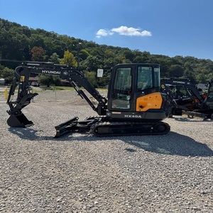 Mini-excavatrice Hyundai aux performances puissantes pour les chantiers de construction, les travaux routiers, l'aménagement paysager et les travaux utilitaires, pour une utilisation facile. - Product Image 4