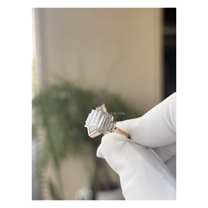 Bague sophistiquée en or massif 14 carats avec trois pierres taille cœur serties clos, diamant baguette de laboratoire certifié IGI, cadeau d'anniversaire - Product Image 3