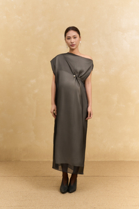 Robe longue en organza de soie rayée pour femme, épaule asymétrique, fente latérale et détail boutonné, coupe ample, respirante, élégante - Product Image 5