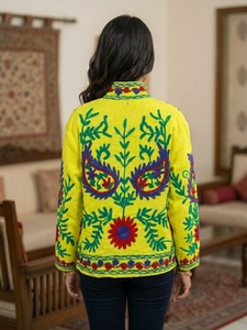 เสื้อแจ็คเก็ตผ้า TNT ปักลายซูซานีสีเหลืองทำมือสำหรับผู้หญิง สไตล์โบโฮลายดอกไม้แบบชาติพันธุ์ เสื้อคลุมเปิดด้านหน้า ขายส่ง ผู้จัดจำหน่ายแฟชั่น B2B - Product Image 2