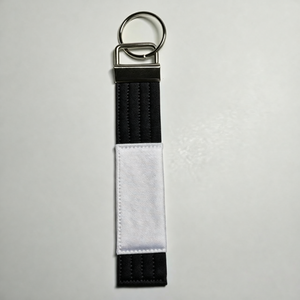 Llavero de Tela Roja y Negra con Anillo Metálico, Diseño Estilo Cinturón de Artes Marciales - Product Image 4