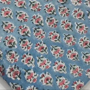 Tela de Algodón Estampada a Mano con Diseño Floral en Azul Cielo y Rosa - Product Image 2