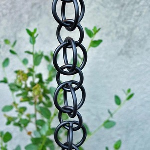 Chaîne de pluie en métal contemporaine pour le drainage des toits et la conception paysagère des patios - Product Image 1