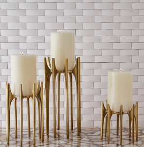 Candelabro moderno de oro con un elegante diseño de arco tejido para dos velas de pilar. Disponible a precios de mayorista. - Product Image 5