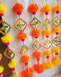 ประดับทางเข้าบ้านและบันไดด้วยพวงดอกกุหลาบประดิษฐ์ด้วยมืออย่างประณีต พร้อมตกแต่งด้วยไข่มุกอย่างงดงาม สำหรับตกแต่งบ้านในวันสำคัญต่างๆ - Product Image 3