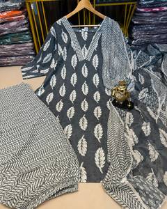Ensemble 3 pièces pour femme : Kurti, pantalon et dupatta en coton biologique respirant, à imprimé floral en dentelle, longueur genou, pour usage quotidien décontracté |   Col en V | - Product Image 2