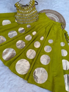 Ensemble Lehenga traditionnel pour femmes, idéal pour les festivals et occasions spéciales, en soie romaine avec motif Gota et travail en dentelle miroir sur le haut. - Product Image 2